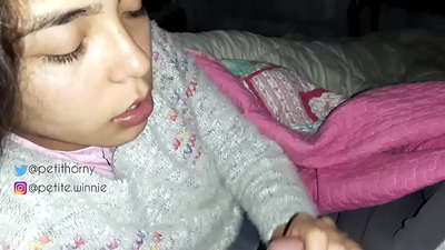 நான் என் கணவரின் திரட்சியான பால் முழுவதையும் விழுங்குகிறேன் - படகோட்டியுடன் நாக்கைக் காட்டுகிறேன்